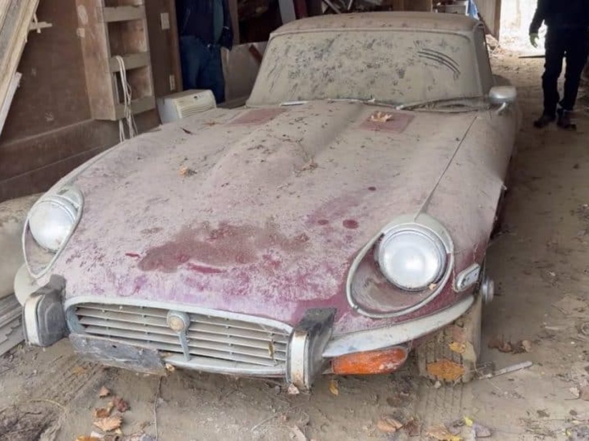 Δείτε μια πανέμορφη Jaguar E-Type V12 να πλένεται για πρώτη φορά μετά από 30 χρόνια (video)
