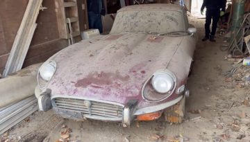Δείτε μια πανέμορφη Jaguar E-Type V12 να πλένεται για πρώτη φορά μετά από 30 χρόνια (video)