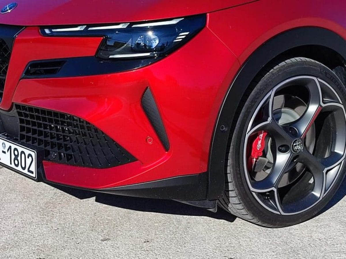 Δοκιμάζουμε το πρώτο ηλεκτρικό στην ιστορία της Alfa Romeo – Veloce, 280 ίπποι, μπλοκέ διαφορικό, Sabelt καθίσματα