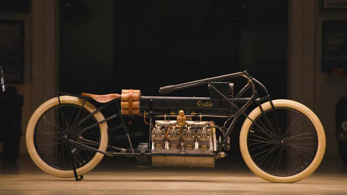 Curtiss-V8-pisto-antigrafo-tis