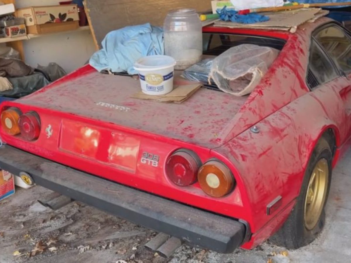 Ferrari 308 GTB πλένεται για πρώτη φορά μετά από 30 χρόνια (video)