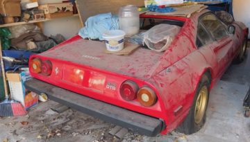 Ferrari 308 GTB πλένεται για πρώτη φορά μετά από 30 χρόνια (video)