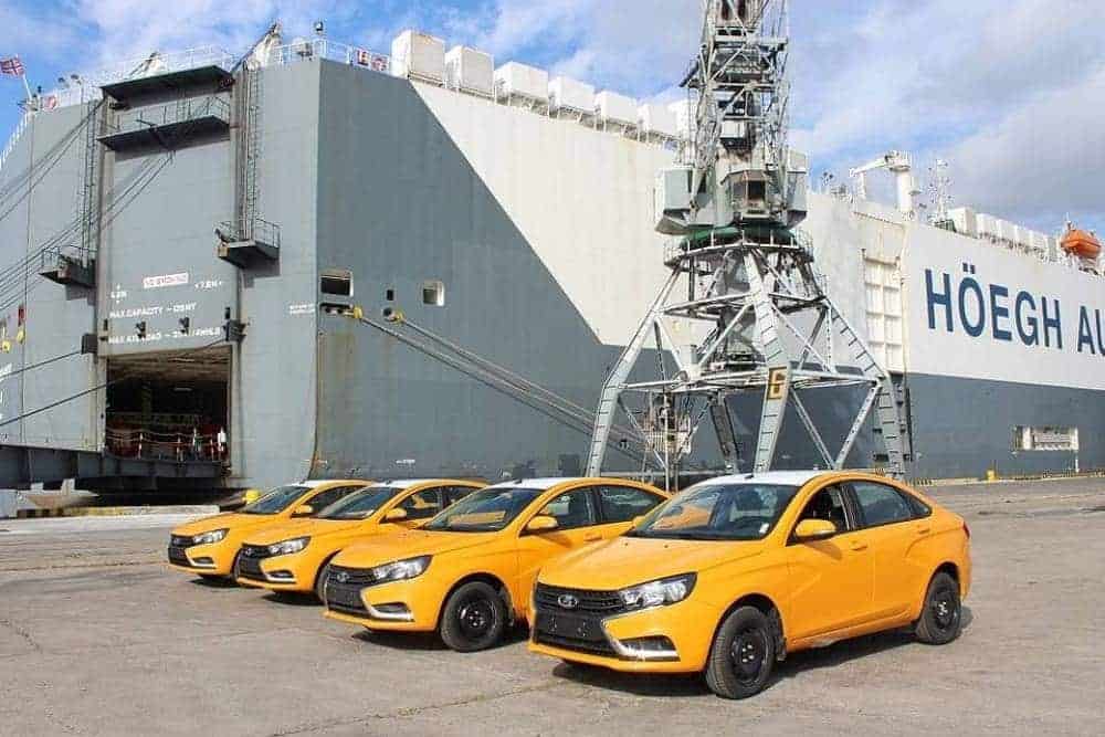 Lada-ke-Moskvich-taxi-pera