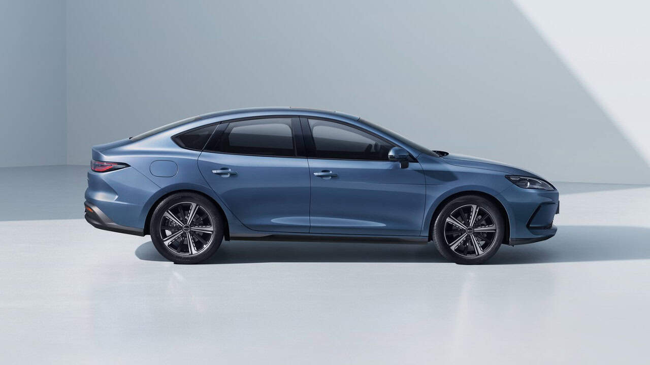 diathesimo-to-1o-PHEV-sedan