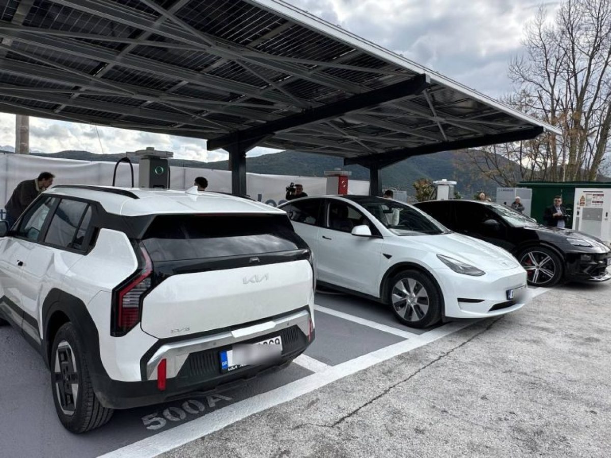 Εγκαινιάστηκε ο ισχυρότερος σταθμός φόρτισης στην Ελλάδα – Ένας ενεργειακά αυτόνομος κόμβος