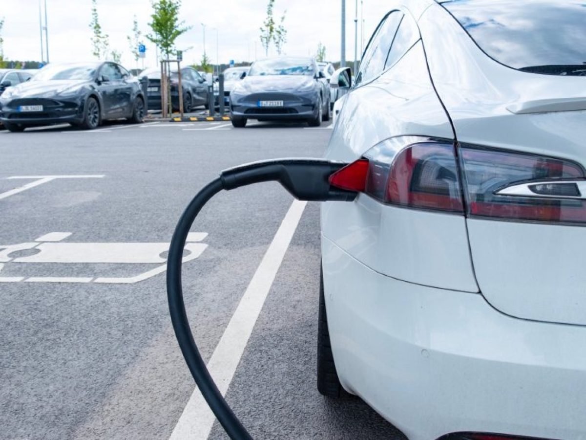 Η Γερμανία βάζει τα ηλεκτρικά ξανά στην πρίζα – Νέες επιδοτήσεις έως 6.000 ευρώ