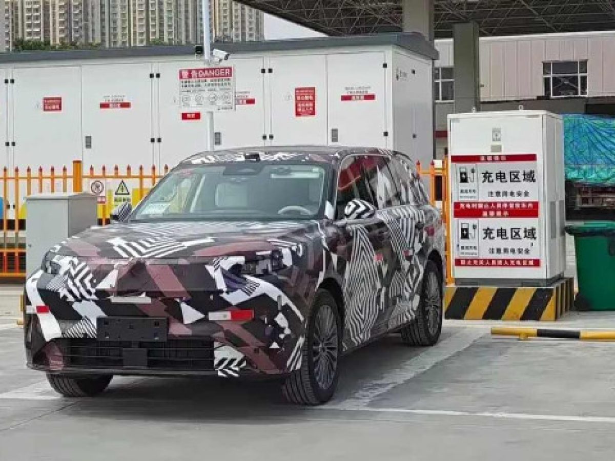 Νέο θηριώδες plug-in hybrid SUV με ηλεκτρική αυτονομία 400 χλμ.