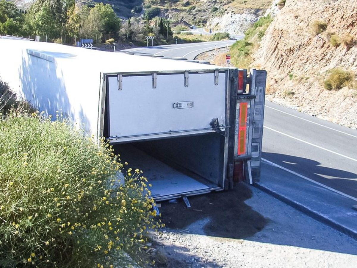 Προβλήματα λόγω ανατροπής φορτηγού