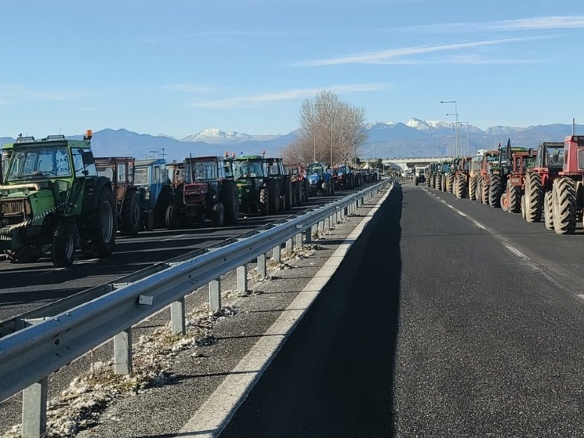Συνεχίζεται η διακοπή κυκλοφορίας στον κόμβο 10 Ανατολικά Σιάτιστας