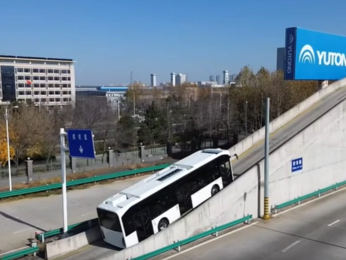 Στο καράβι για Θεσσαλονίκη 100 καινούργια ηλεκτρικά Yutong (+βίντεο)