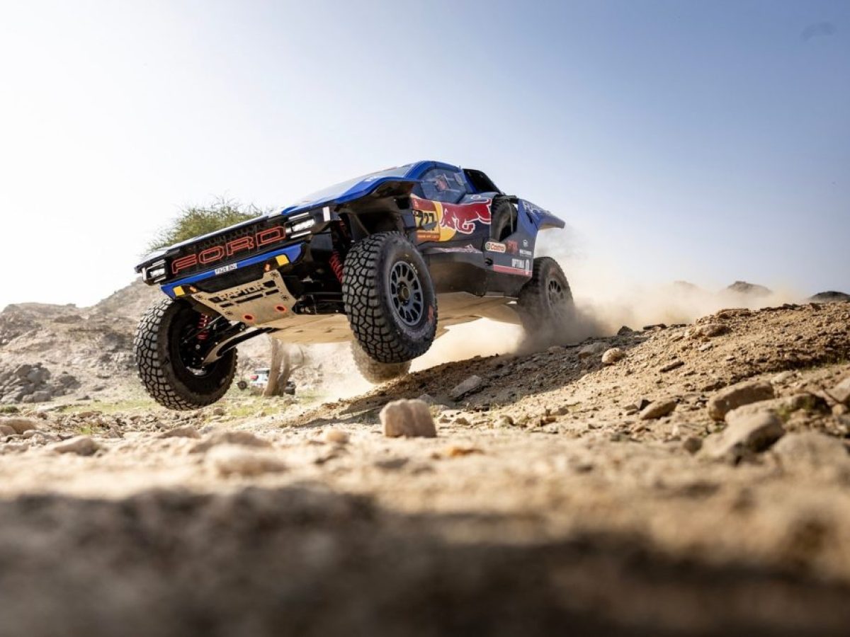 Τα Ford Raptor πετούσαν πάνω από τους αμμόλοφους του φετινού Dakar Rally