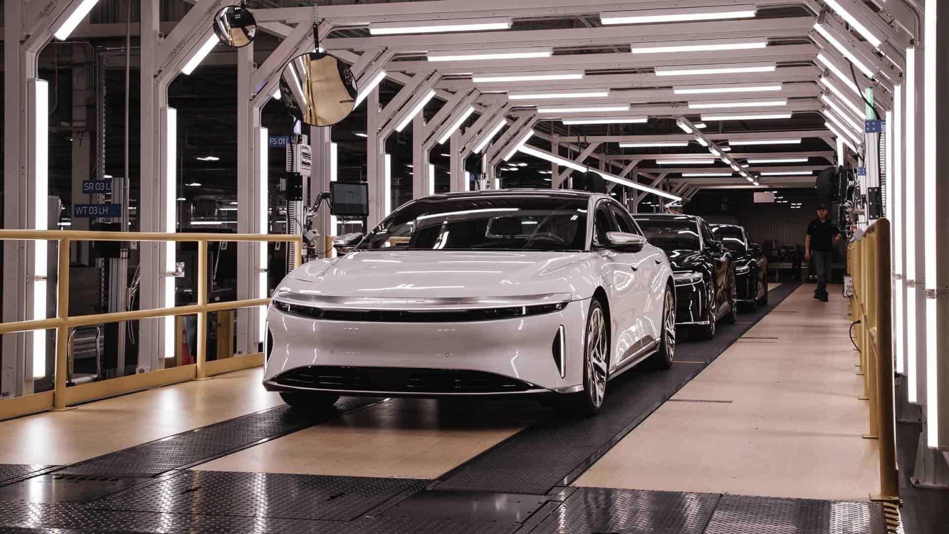 &Alpha;ntipalos-tis-Tesla-apolii-dekades