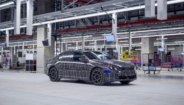 BMW i3: Η «τριάρα» παραμένει σεντάν και μπαίνει στην…πρίζα