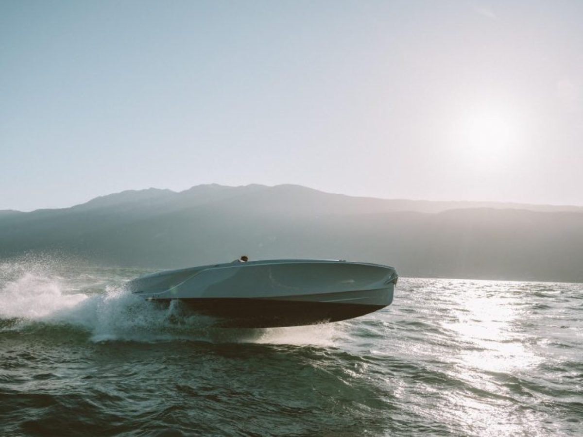 H ηλεκτρική ισχύς της Porsche Macan Turbo επί νερού