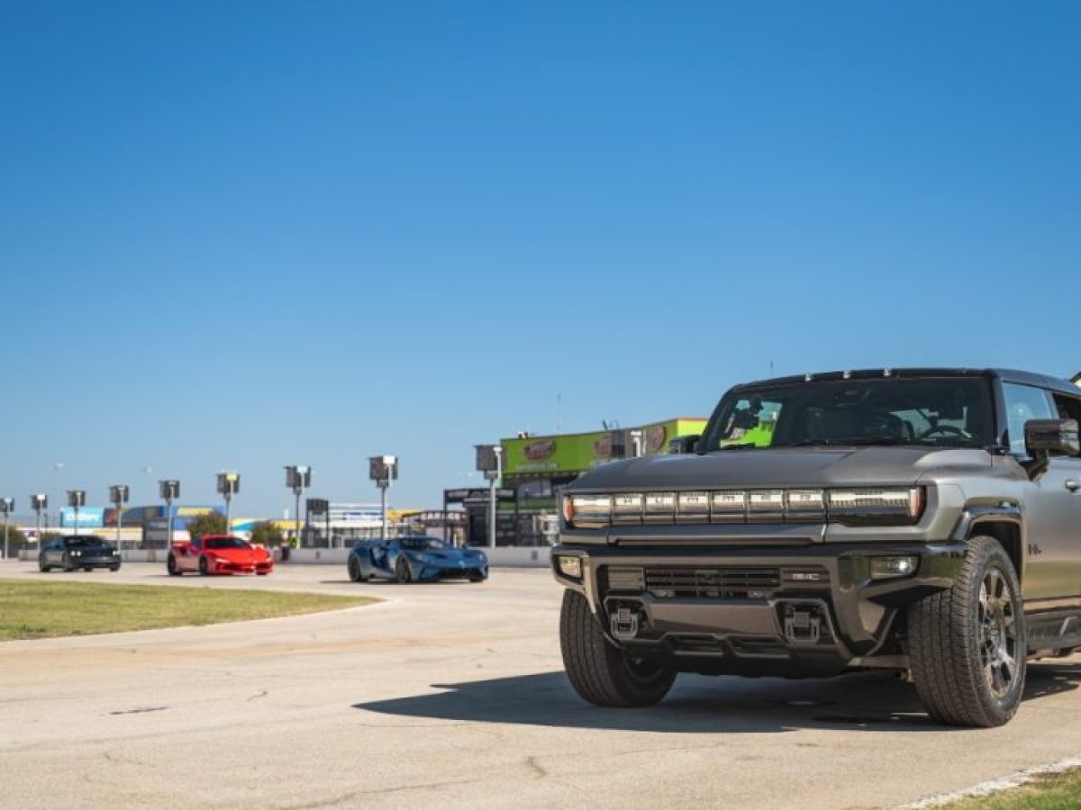 HUMMER ΕV κοντράρει supercars και…προβληματίζει (video)