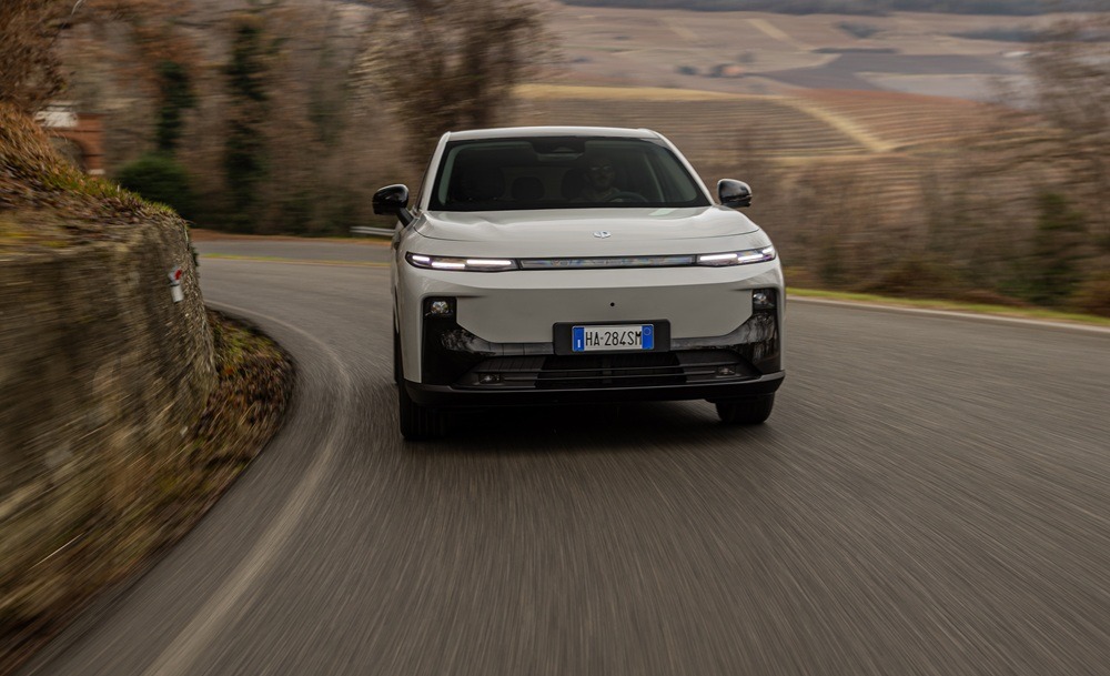 LEAPMOTOR-B10-Hybrid-EV-me