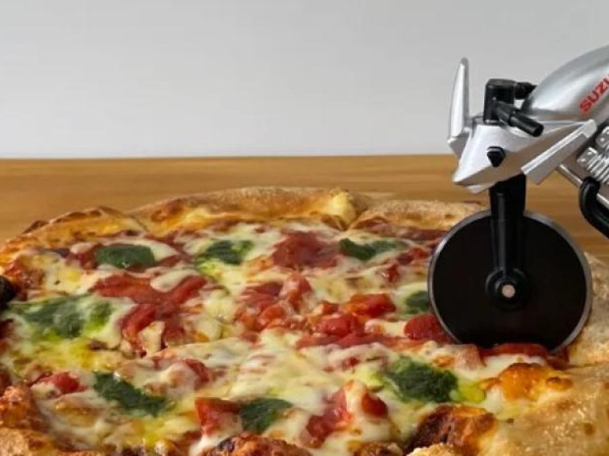 Tα περίεργα της μοτοσυκλέτας: Κοπή πίτσας με Katana!