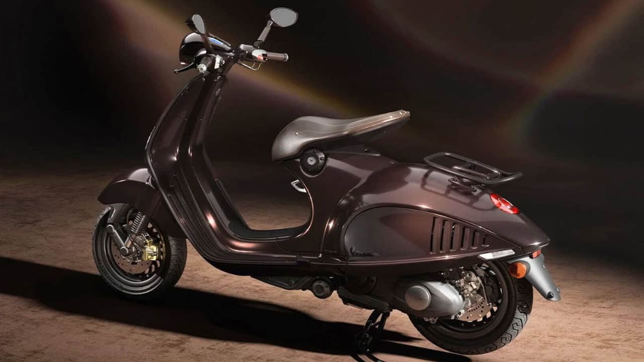 Vespa-946-Horse-&ndash;-&Alpha;pokalipsi