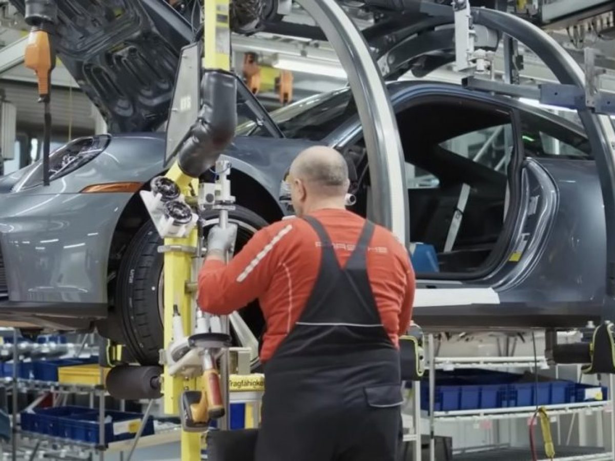 Δείτε βήμα-βήμα πώς κατασκευάζεται η Porsche 911 στο Zuffenhausen (video)