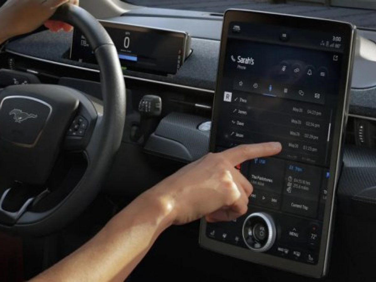 Επιστροφή στους φυσικούς διακόπτες για τα αυτοκίνητα – Γιατί τα «κουμπιά» έρχονται να αντικαταστήσουν τις οθόνες αφής