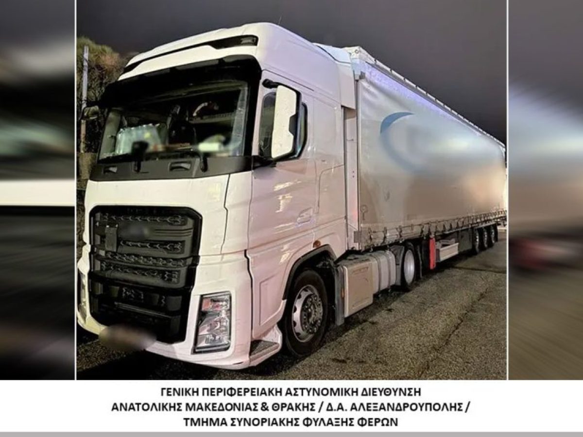 Στη ρυμούλκα οι μετανάστες, στην καμπίνα τα τσιγάρα