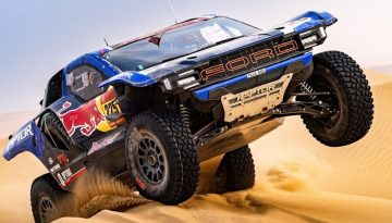 Τα FORD Raptor T1+ «ζωγραφίζουν» στην άμμο (video)
