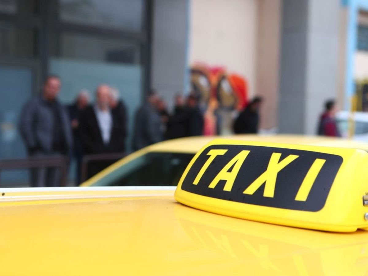 &Tau;&alpha;&xi;ί: &Tau;&rho;ί&tau;&eta; &eta;&mu;έ&rho;&alpha; &alpha;&pi;&epsilon;&rho;&gamma;ί&alpha;&sigmaf; &ndash; &Pi;&omicron;&rho;&epsilon;ί&alpha; &sigma;&tau;&omicron; &Mu;έ&gamma;&alpha;&rho;&omicron; &Mu;&alpha;&xi;ί&mu;&omicron;&upsilon;