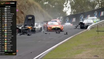 Τρομακτικό ατύχημα στον 12ωρο αγώνα του Mount Panorama – Αυτοκίνητο εμβόλισε πλαγιομετωπικά αντίπαλο στο βουνό (video)
