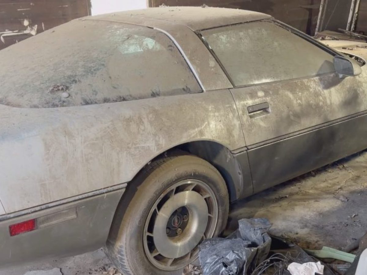 Αγνώριστη! Μια Chevrolet Corvette C4 πλένεται για πρώτη φορά μετά από 30 χρόνια (video)