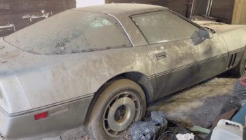 Αγνώριστη! Μια Chevrolet Corvette C4 πλένεται για πρώτη φορά μετά από 30 χρόνια (video)