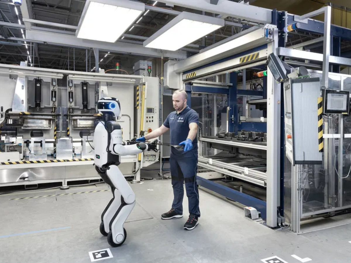 BMW: Ο νεότερος εργάτης του εργοστασίου είναι… ένα ρομπότ