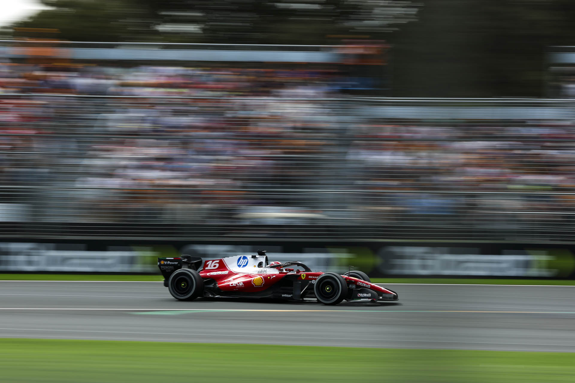 F1-H-Ferrari-vriskete-05