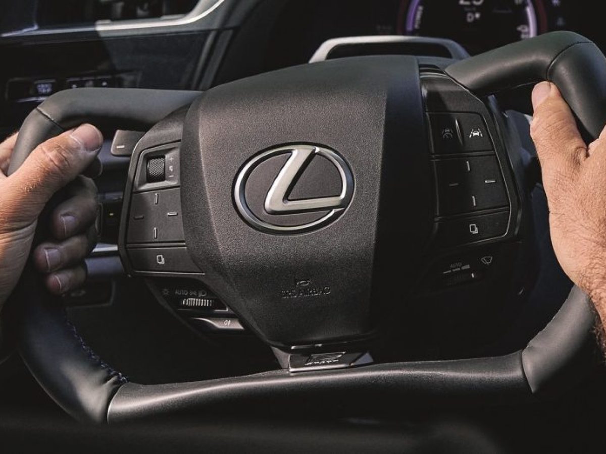 Lexus: Ηλεκτρικό με χειροκίνητο κιβώτιο