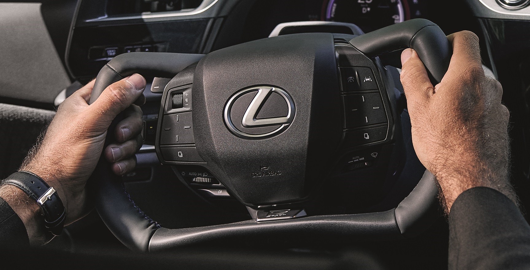 Lexus-ilektriko-me-chirokinito-kivotio