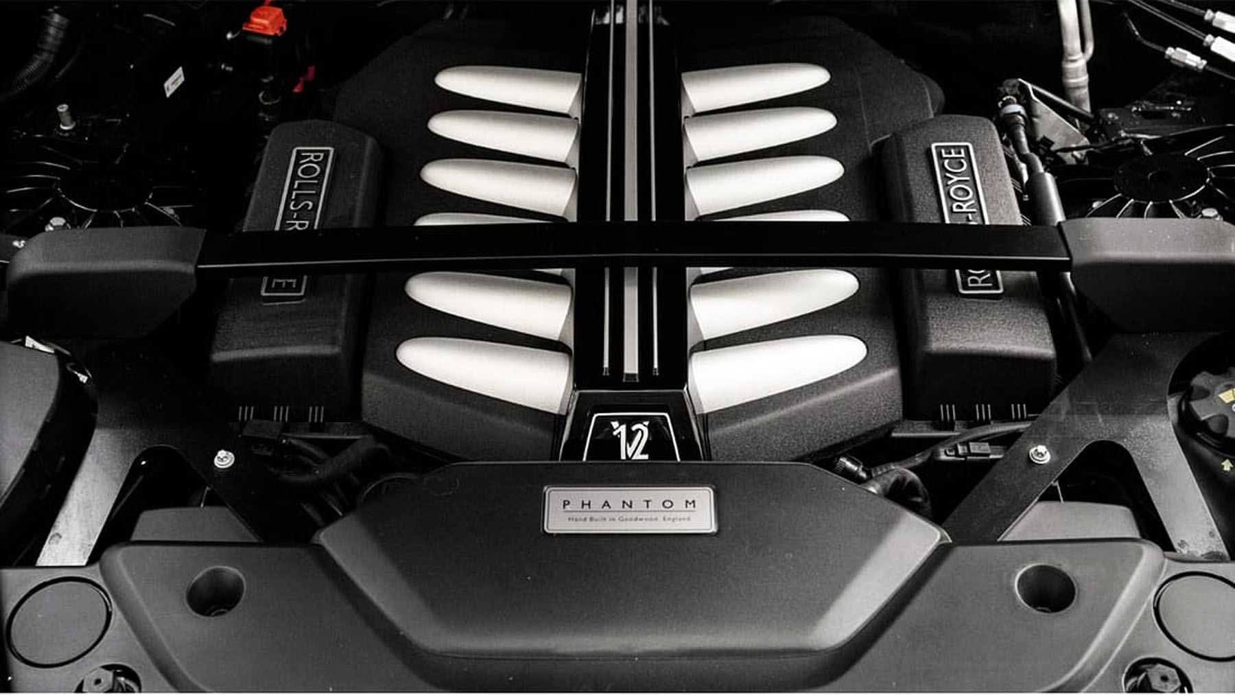 Rolls-Royce-frenari-tin-pliri-ilektrokinisi