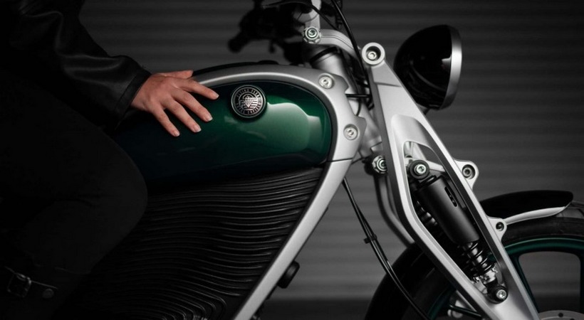 Royal-Enfield-plisiazi-stin-paragogi