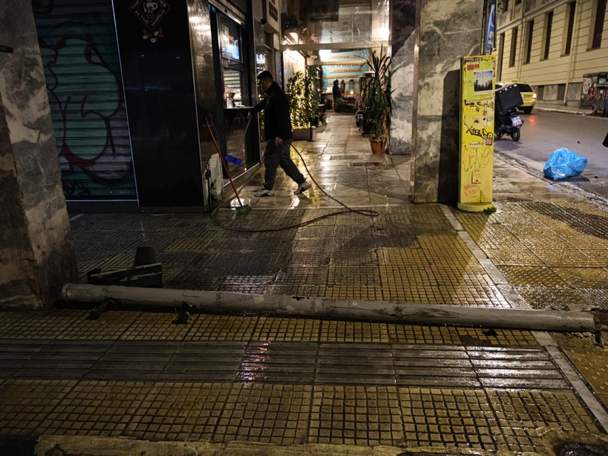 Εξάρχεια: ΙΧ έπεσε πάνω σε καφετέρια – Χωρίς φανάρια οι δρόμοι