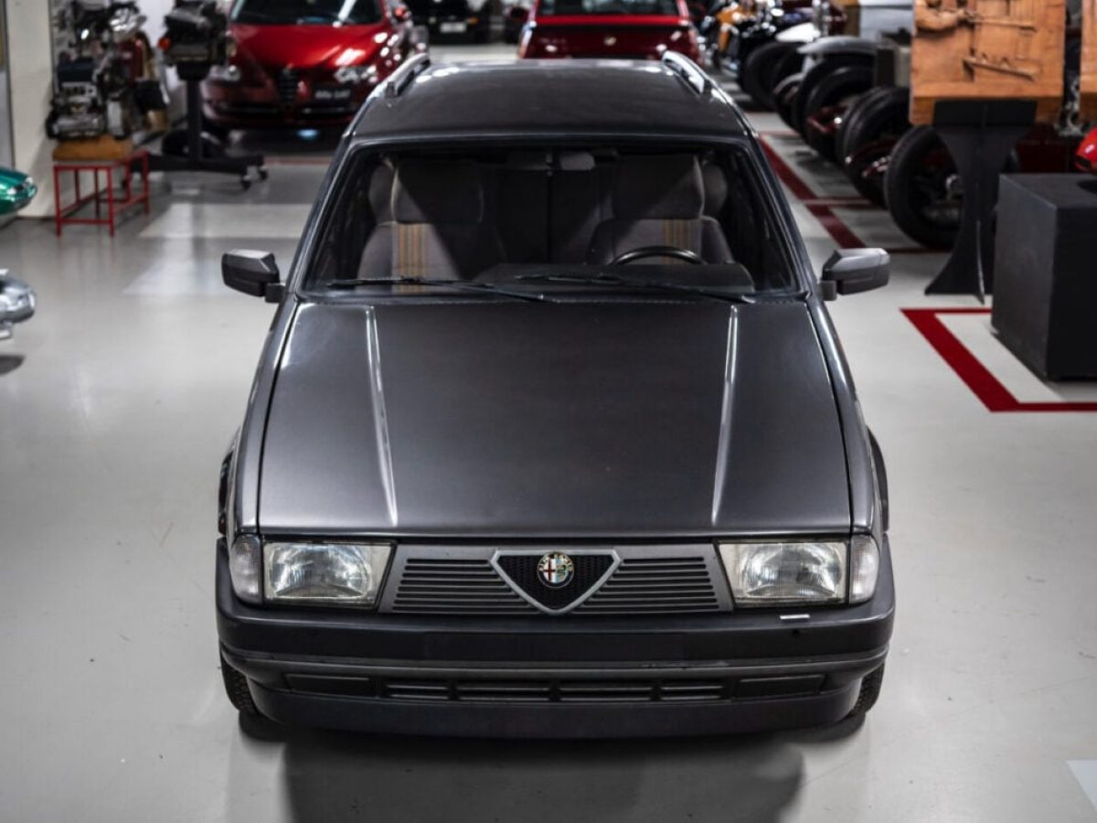 Φαίνεται σαν μια συνηθισμένη Alfa Romeo 75, αλλά τα φαινόμενα απατούν