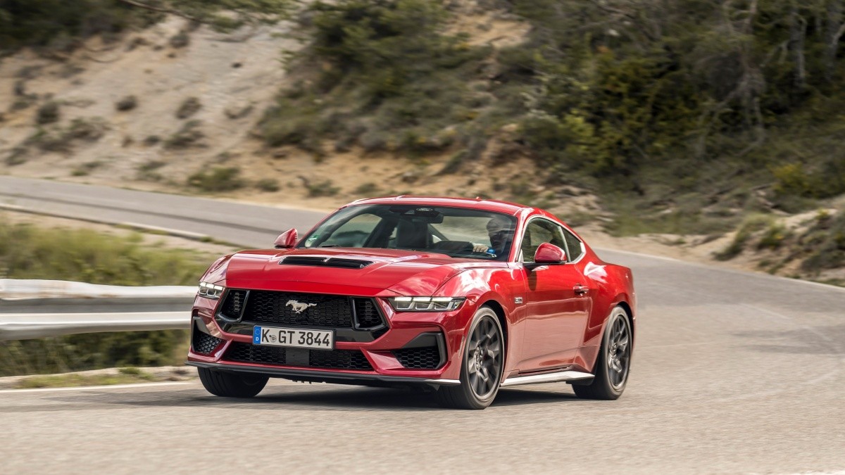 i-Ford-Mustang-parameni-pisti