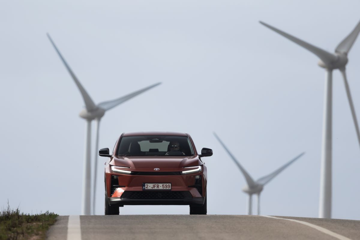 ilektriko-Toyota-CHR-Αpo-37.000