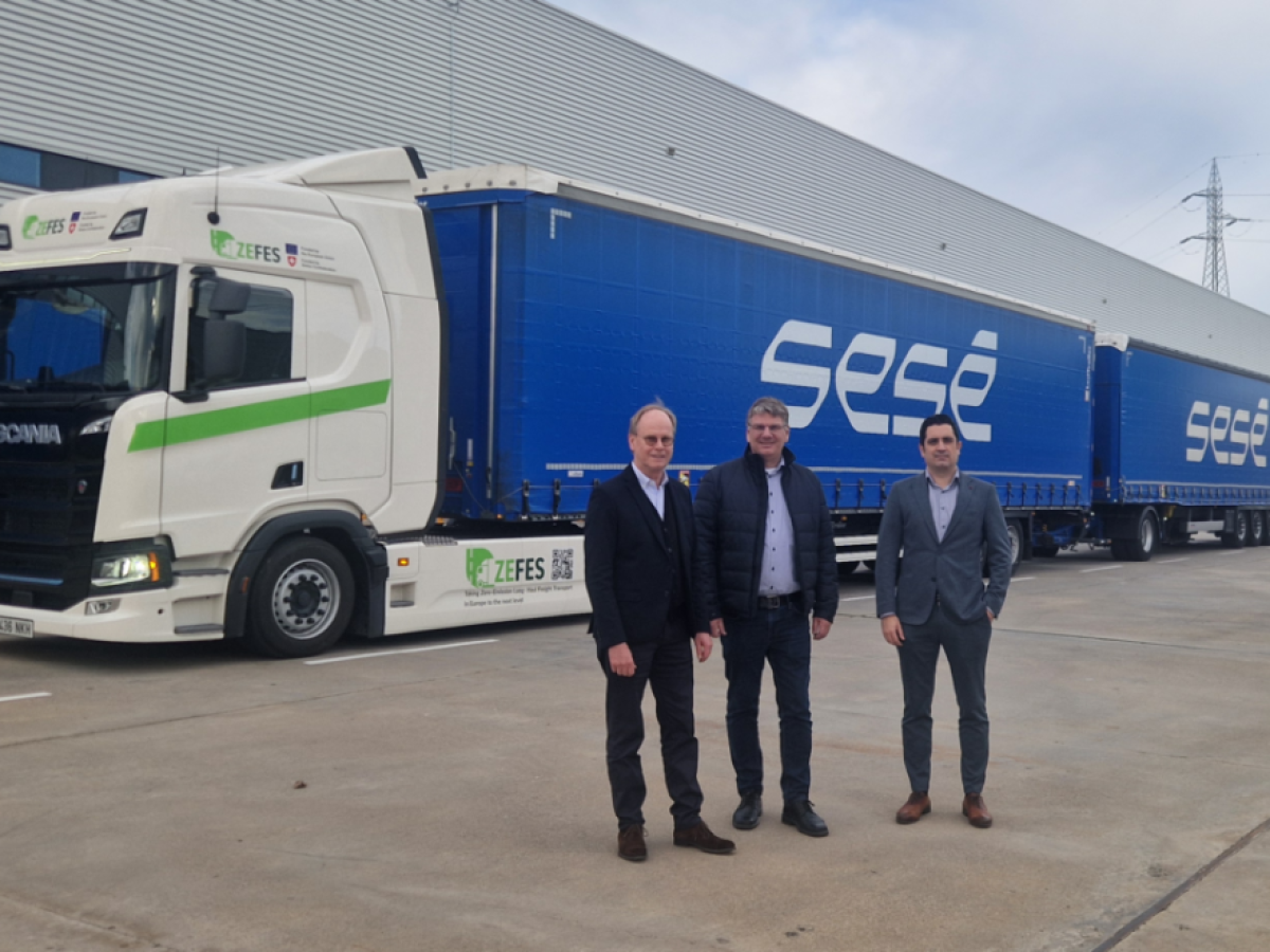 Στον δρόμο ηλεκτρικό Scania με διπλό ρυμουλκούμενο