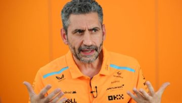 F1 McLaren: &Omicron; &Alpha;&nu;&tau;&rho;έ&alpha; &Sigma;&tau;έ&lambda;&lambda;&alpha; &epsilon;&xi;&eta;&gamma;&epsilon;ί &pi;&omicron;&upsilon; &pi;&rho;έ&pi;&epsilon;&iota; &nu;&alpha; &beta;&epsilon;&lambda;&tau;&iota;&omega;&theta;&omicron;ύ&nu;