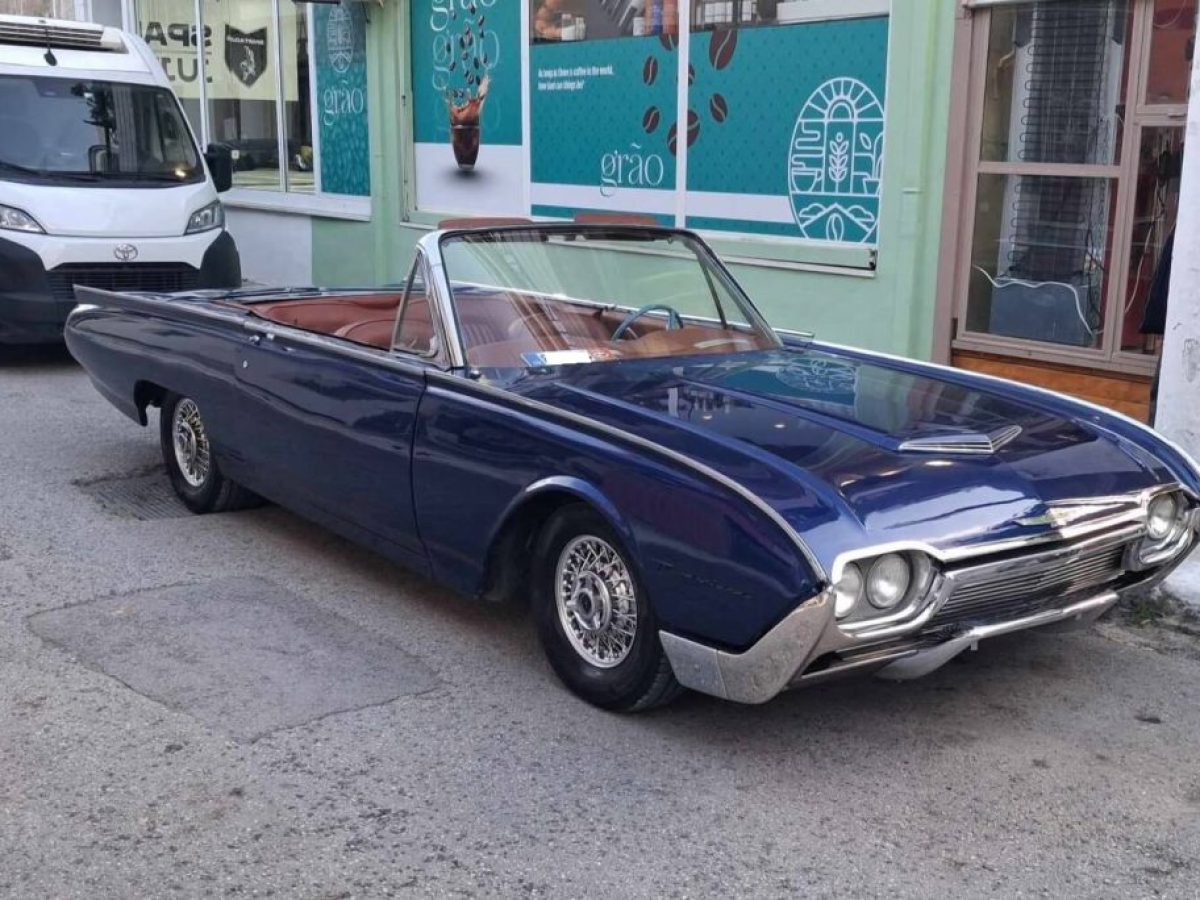Ford Thunderbird τρίτης γενιάς μαγεύει στα Καμίνια του Πειραιά