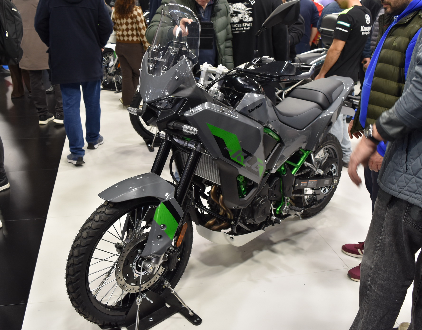 Kawasaki-KLE-500-ntempouto-stin