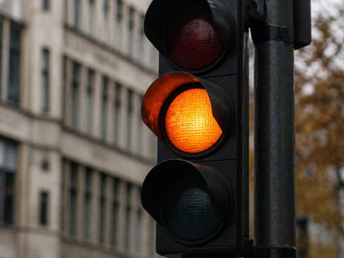 Μπορώ να περάσω το φανάρι με… πορτοκαλί; Τι λέει ο νέος ΚΟΚ και ποιο είναι το πρόστιμο