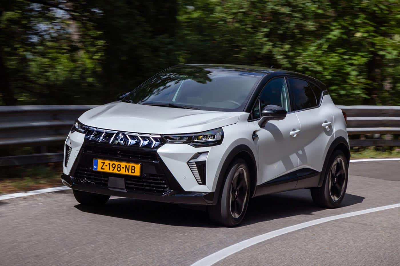 exafanizonte-ta-fthina-nea-Mitsubishi