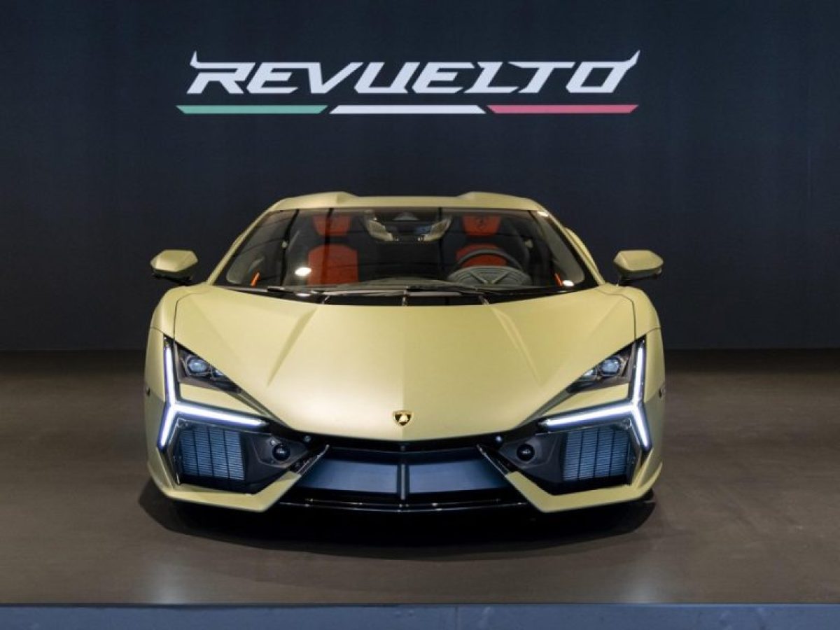 Η Lamborghini Revuelto σύντομα και SV