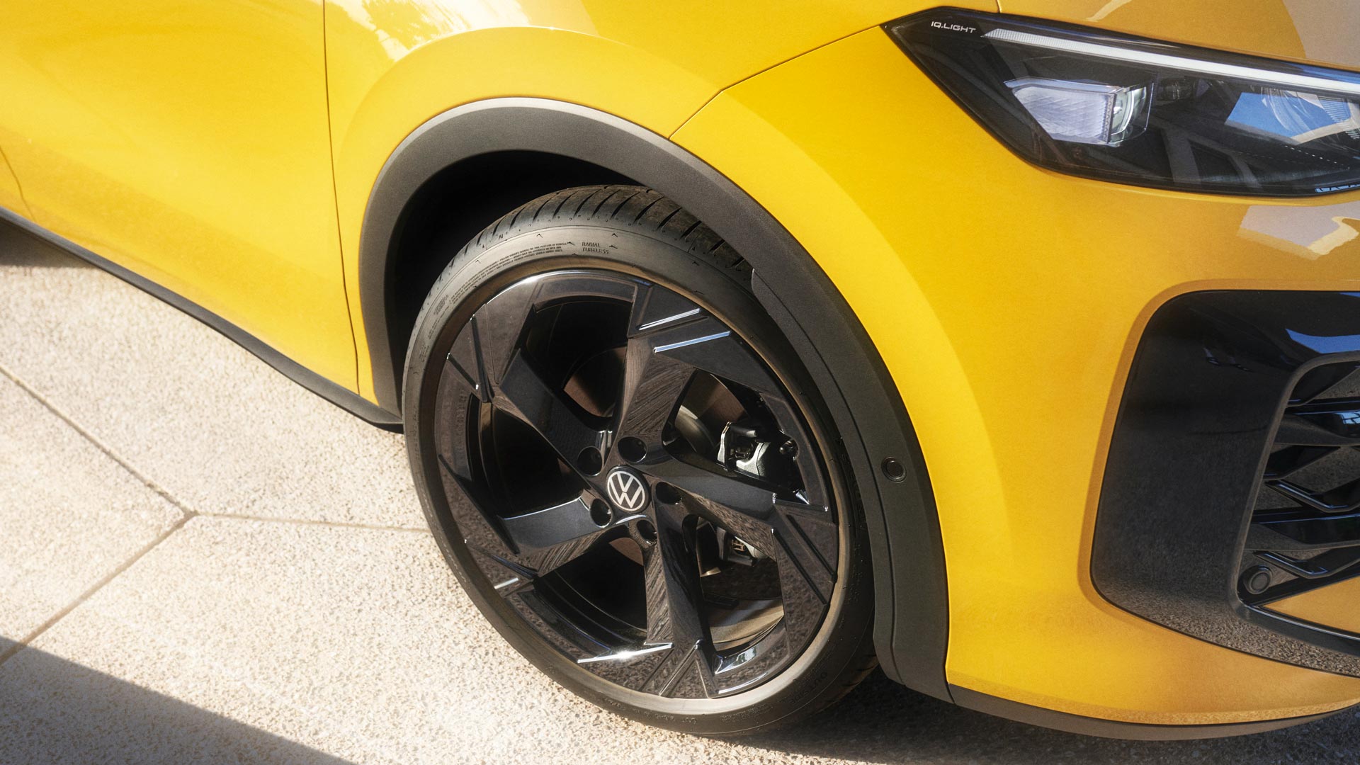 kanis-den-bori-na-ekthronisi