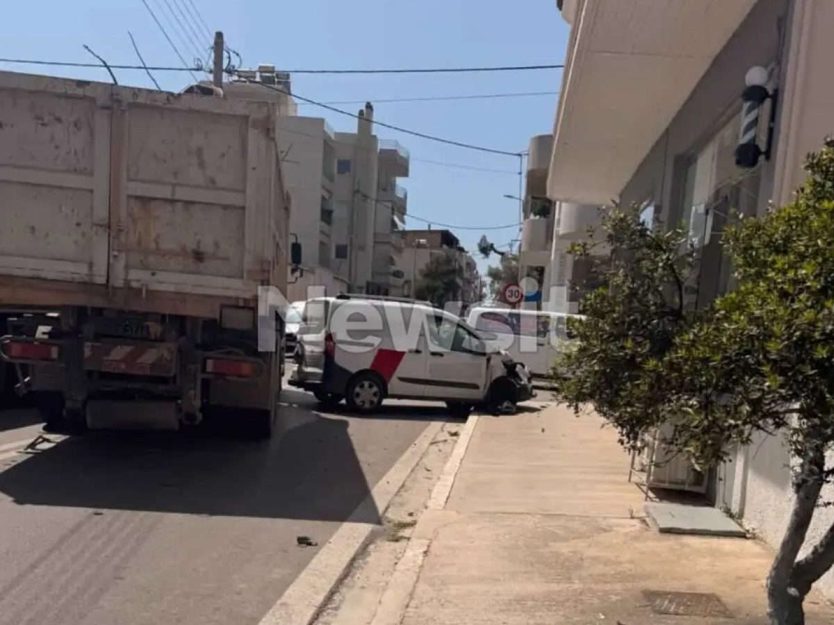 Σύγκρουση βαν με φορτηγό στο Μαρκόπουλο