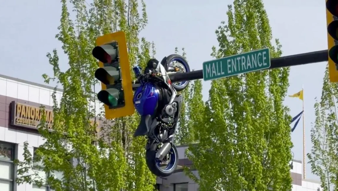 Suzuki-GSX-R-kremastike-pano-se